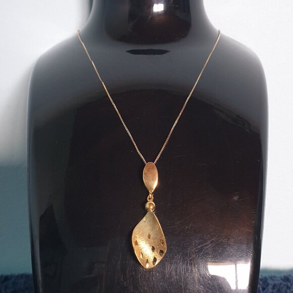 Gold Plated 925 Sterling Silver Simple Curved Leaf Pendant Necklace - Picture 6 of 9